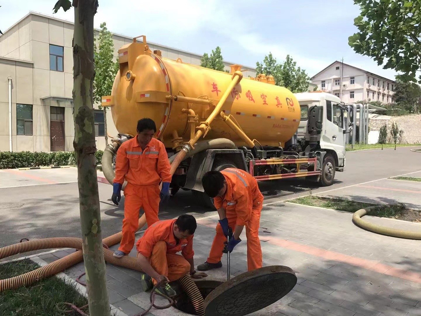 丹阳管道疏通车停在窨井附近